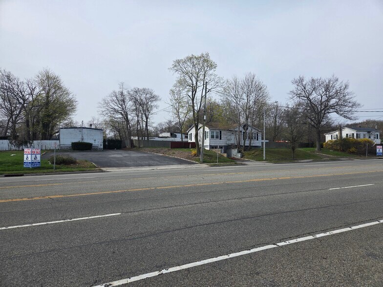 306 Route 25A, Mount Sinai, NY à vendre - Photo du bâtiment - Image 2 de 12