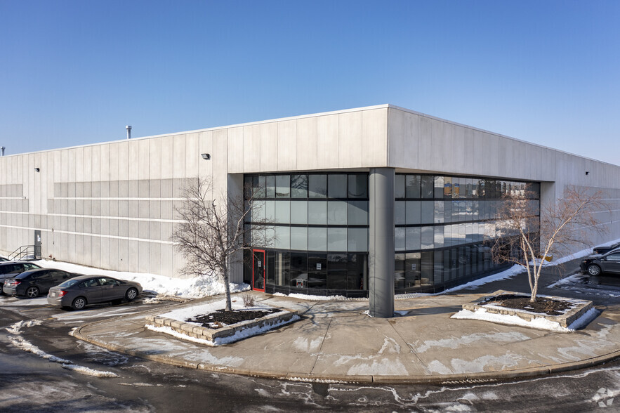 390 Chrysler Dr, Brampton, ON for lease - Primary Photo - Image 1 of 4