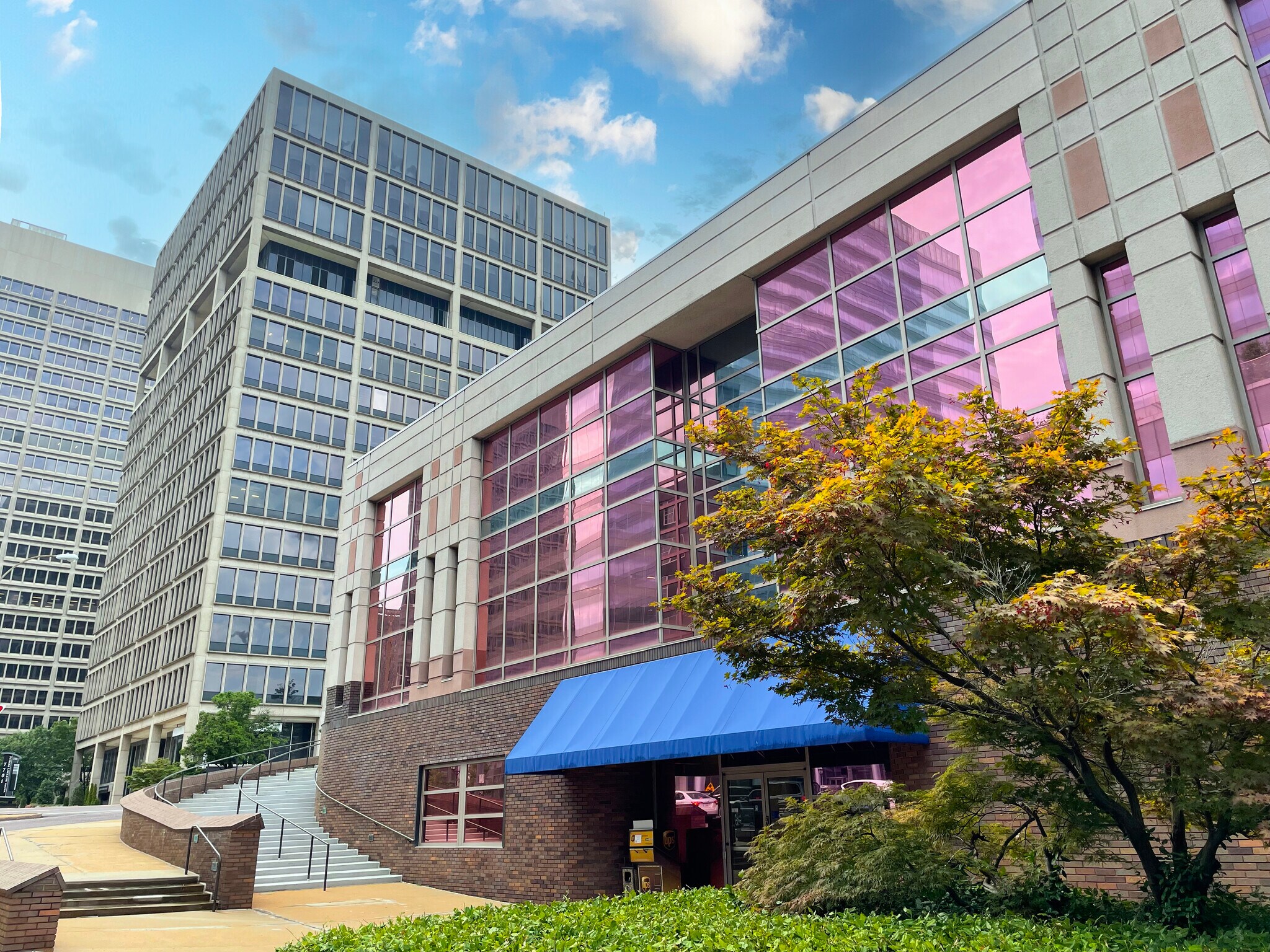 10 N Hanley Rd, Clayton, MO à vendre Photo du bâtiment- Image 1 de 3