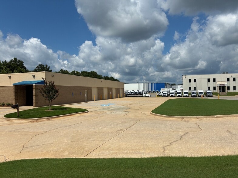 220 W Oxmoor Rd, Birmingham, AL for lease - Building Photo - Image 2 of 8