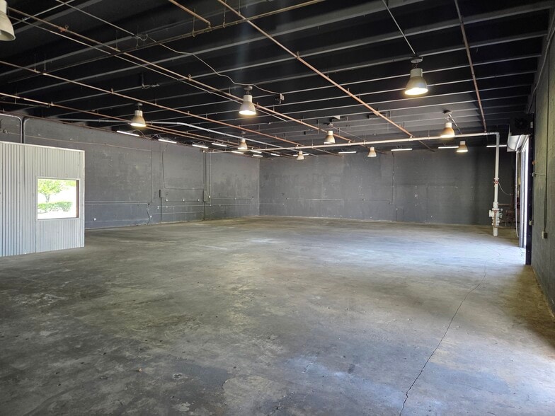 5750 Columbia Cir, Mangonia Park, FL for lease - Building Photo - Image 2 of 5