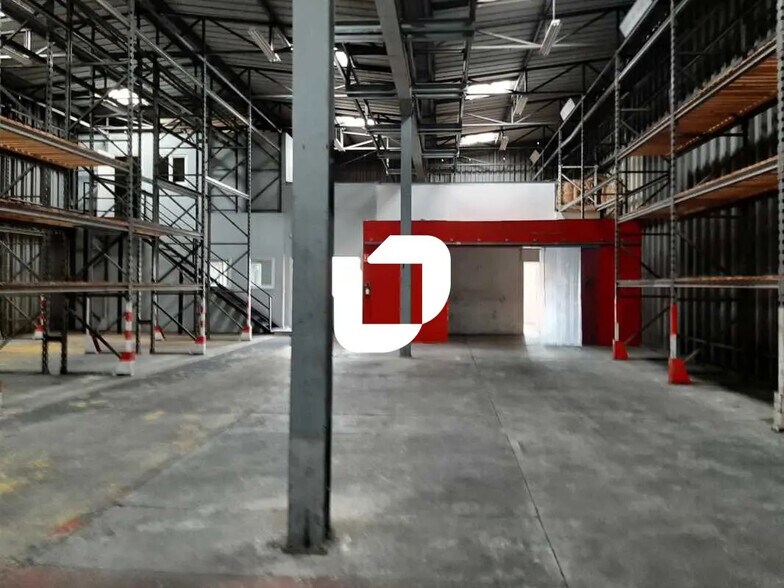 Bureau dans Coignières à louer - Photo du bâtiment - Image 3 de 5