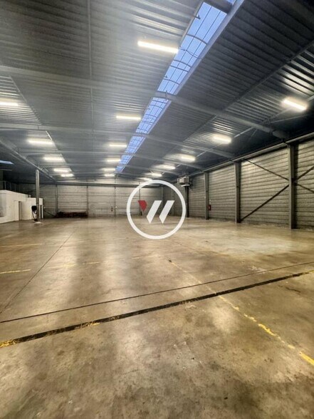 Industrial in Louvres for lease - Building Photo - Image 2 of 11