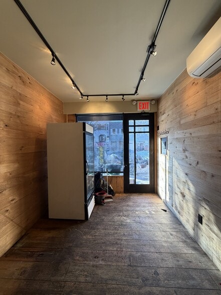 376 Graham Ave, Brooklyn, NY for lease - Building Photo - Image 2 of 8