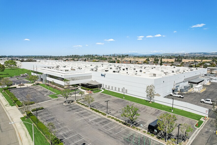 4875 E Hunter Ave, Anaheim, CA à vendre - Photo du bâtiment - Image 1 de 6