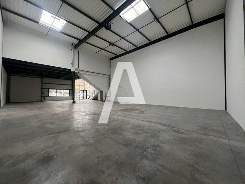 441 Avenue Marguerite Perey, Lieusaint for lease - Interior Photo - Image 2 of 5