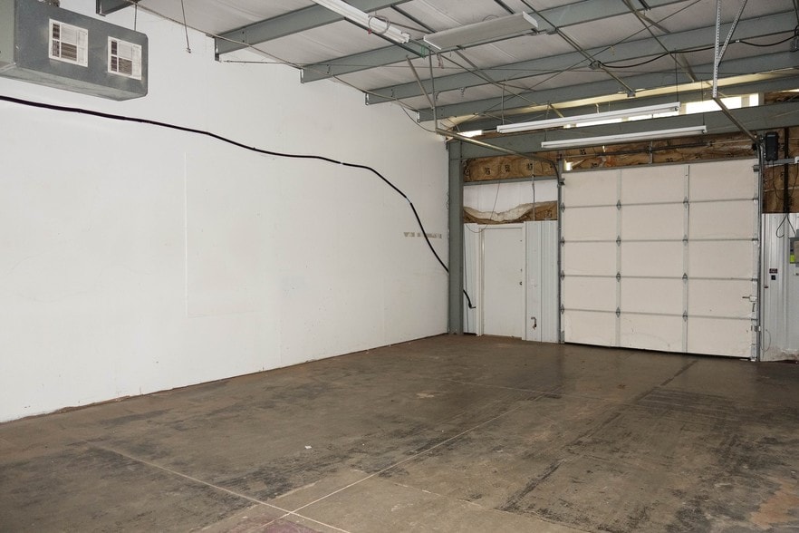 2600 Linda Ln, Edmond, OK for lease - Interior Photo - Image 3 of 7