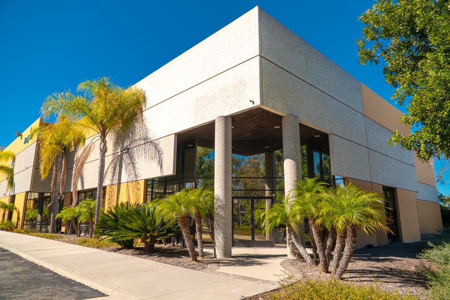 2465 Coral St, Vista, CA for lease - Building Photo - Image 3 of 10
