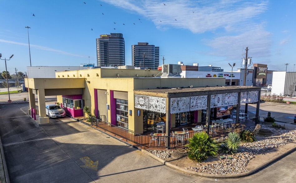 7501 Bellaire Blvd, Houston, TX à louer - Photo du bâtiment - Image 2 de 4