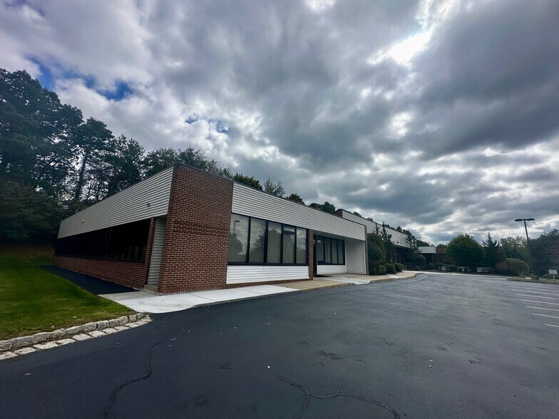 97 Barnes Rd, Wallingford, CT à louer - Photo du bâtiment - Image 2 de 8