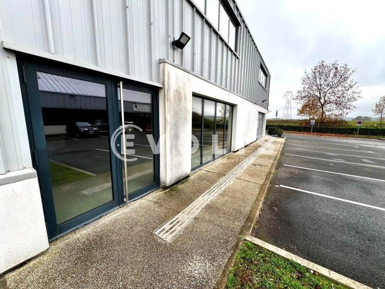 Retail in Fontenay-le-Vicomte for sale - Building Photo - Image 1 of 5