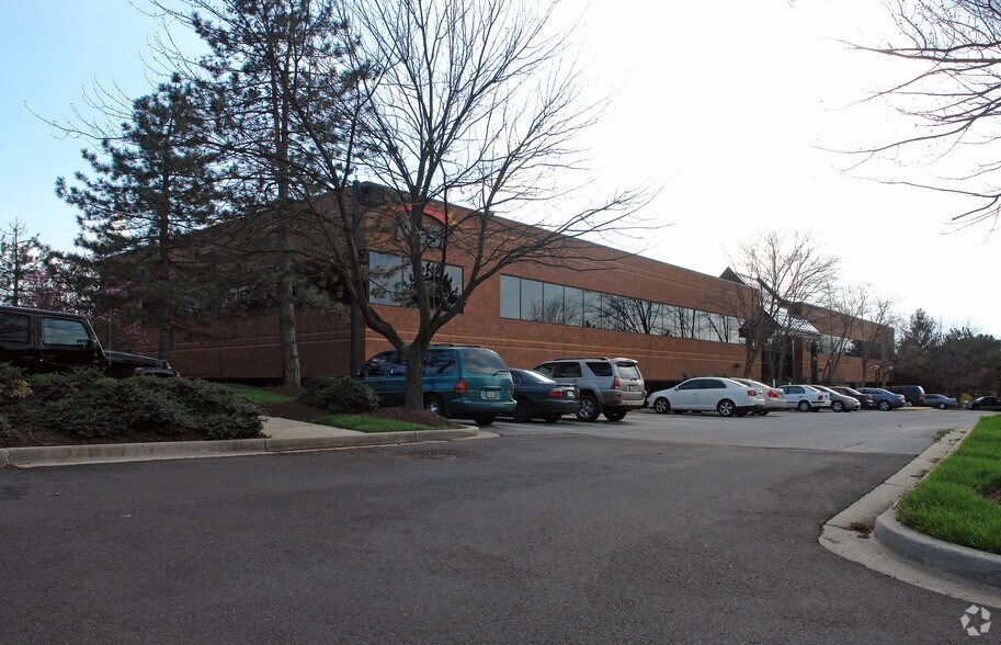 10001 Derekwood Ln, Lanham, MD à vendre - Photo du bâtiment - Image 2 de 16