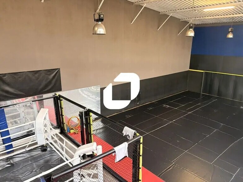 Retail in Pessac for lease - Interior Photo - Image 2 of 9