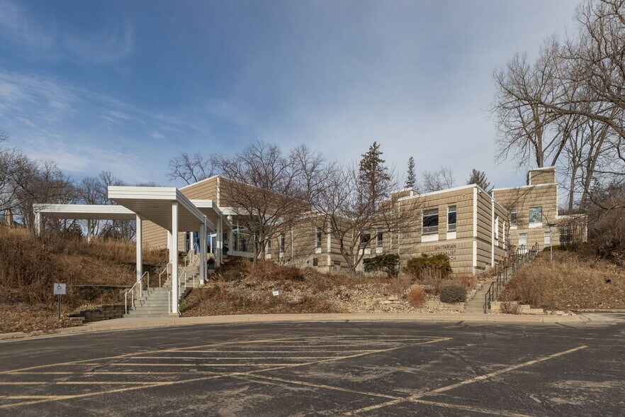 1727 Walden Ln SW, Rochester, MN à vendre - Photo du bâtiment - Image 2 de 20