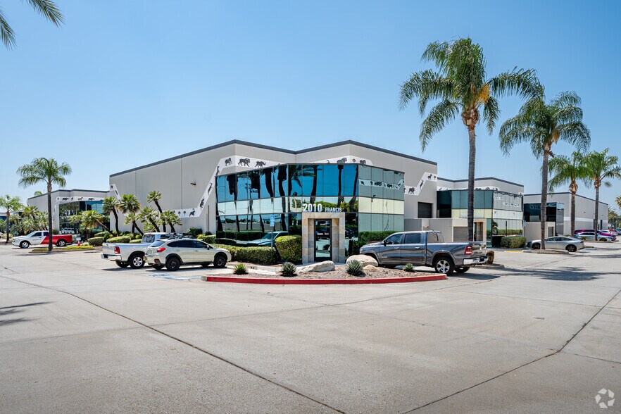 2037-2077 S Vineyard Ave, Ontario, CA à louer - Photo du bâtiment - Image 1 de 7
