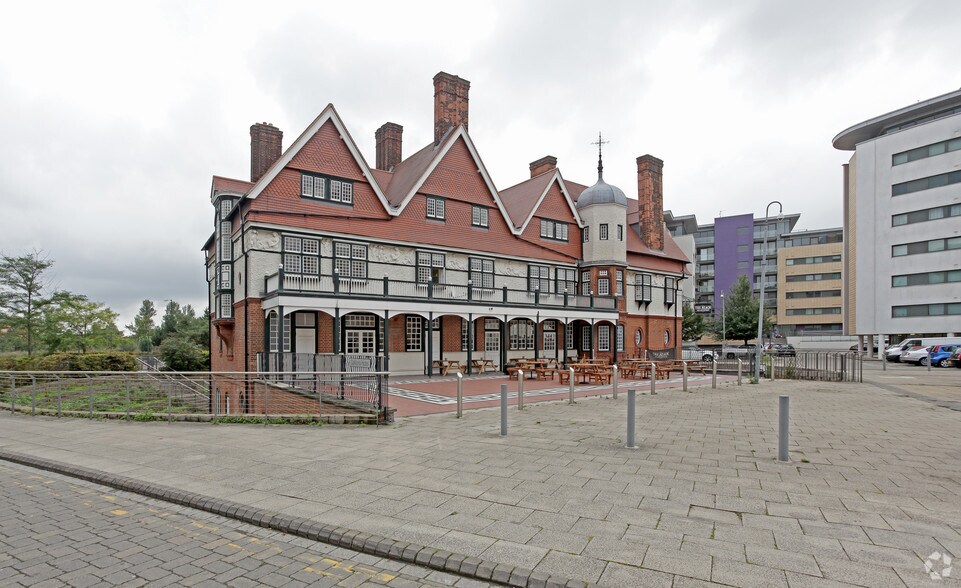 Gallions Place portefeuille de 3 propriétés à vendre sur LoopNet.ca - Photo principale - Image 2 de 4