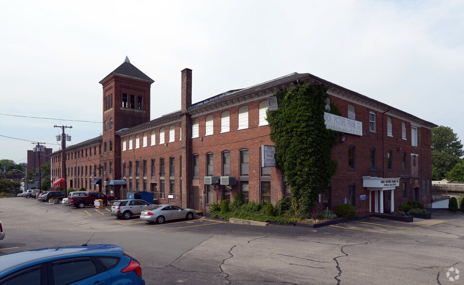 27 Dryden Ln, Providence, RI à vendre - Photo du bâtiment - Image 2 de 4