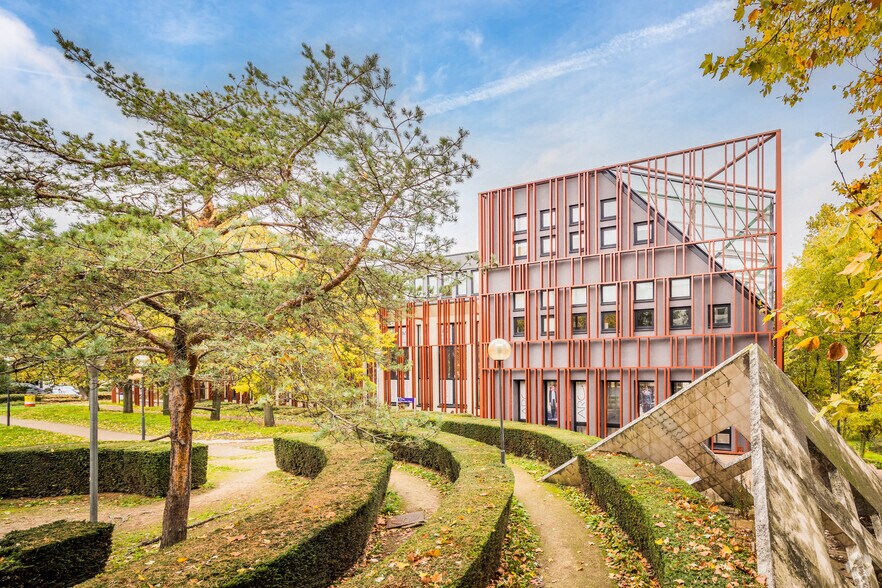 1 Place Des Hauts Tilliers, Gennevilliers à louer - Photo du bâtiment - Image 2 de 5