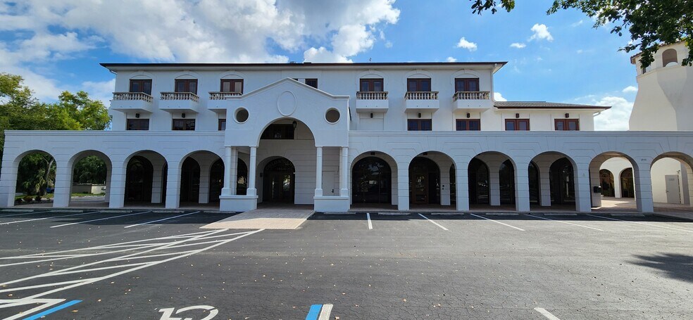 13515 Bell Tower Dr, Fort Myers, FL à louer - Photo du bâtiment - Image 2 de 19