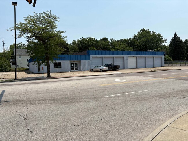 Plus de détails pour 1325 S Main St, Akron, OH - Local d'activités à louer