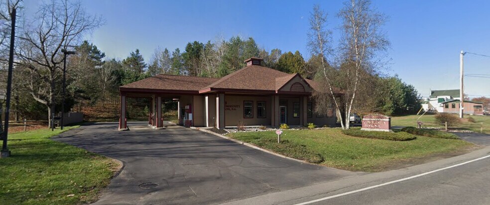 588 Lake Flower Ave, Saranac Lake, NY à vendre - Photo principale - Image 1 de 1