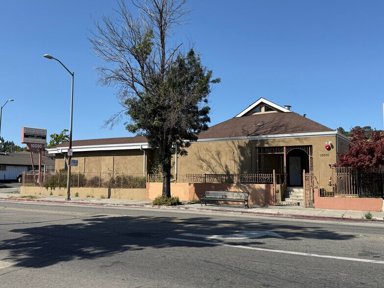 10500 Macarthur Blvd, Oakland, CA à vendre - Photo du bâtiment - Image 1 de 13