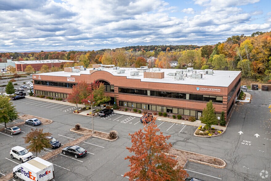 380 Russell St, Hadley, MA à louer - Photo du bâtiment - Image 2 de 8