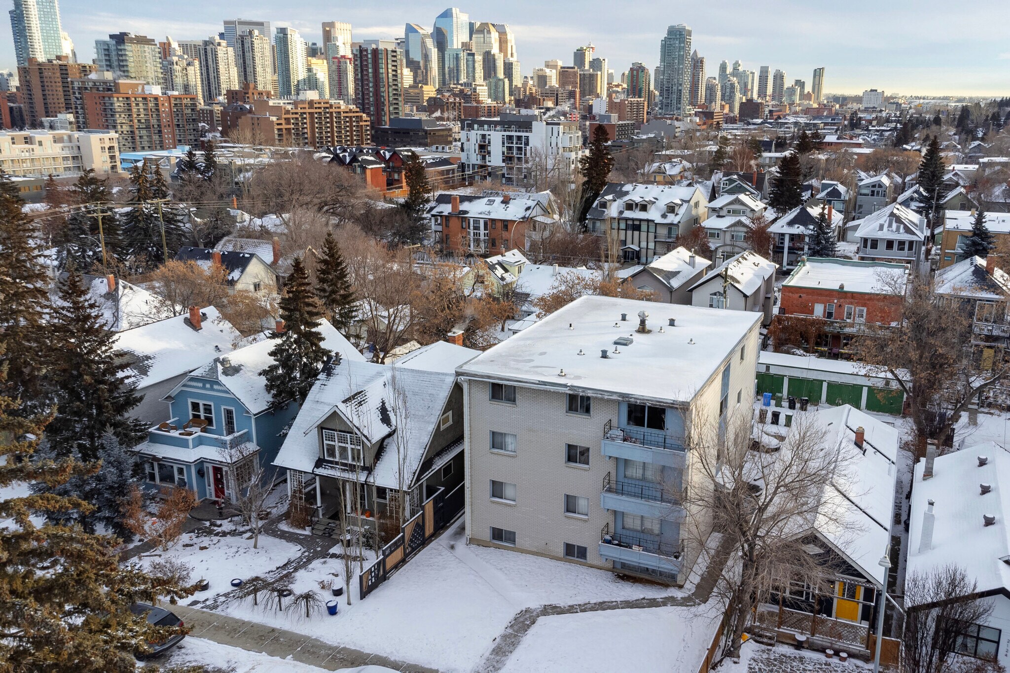 2120 16 St SW, Calgary, AB à vendre Photo du bâtiment- Image 1 de 1