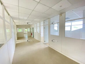 Office in Les Clayes-sous-Bois for lease Building Photo- Image 2 of 5