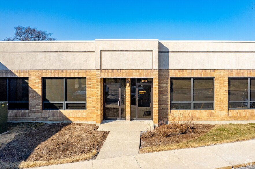 3115 N Wilke Rd, Arlington Heights, IL à vendre - Photo du bâtiment - Image 2 de 10