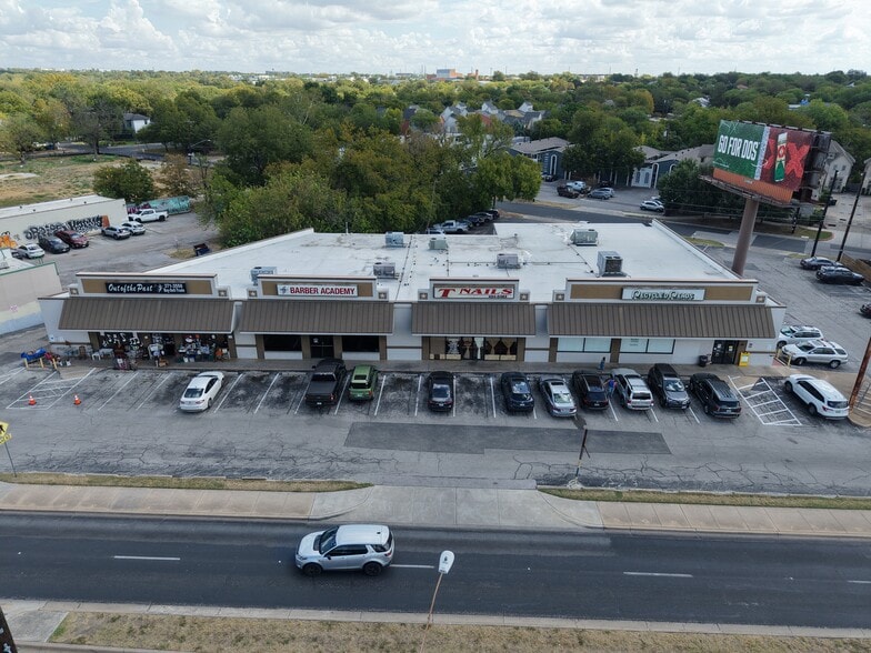 5303 and 5335-5341 Burnet Rd portfolio of 2 properties for sale on LoopNet.ca - Building Photo - Image 3 of 8