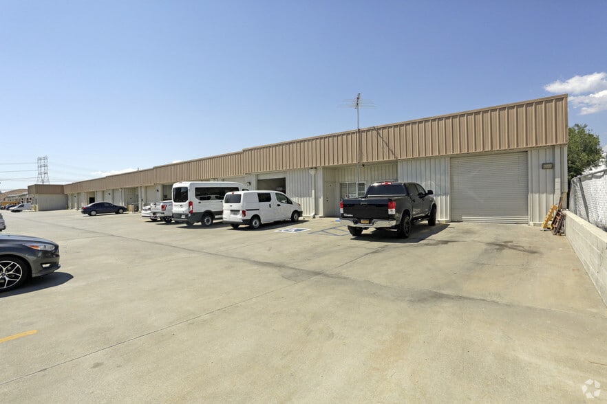 26846 Oak Ave, Canyon Country, CA for lease - Building Photo - Image 3 of 8