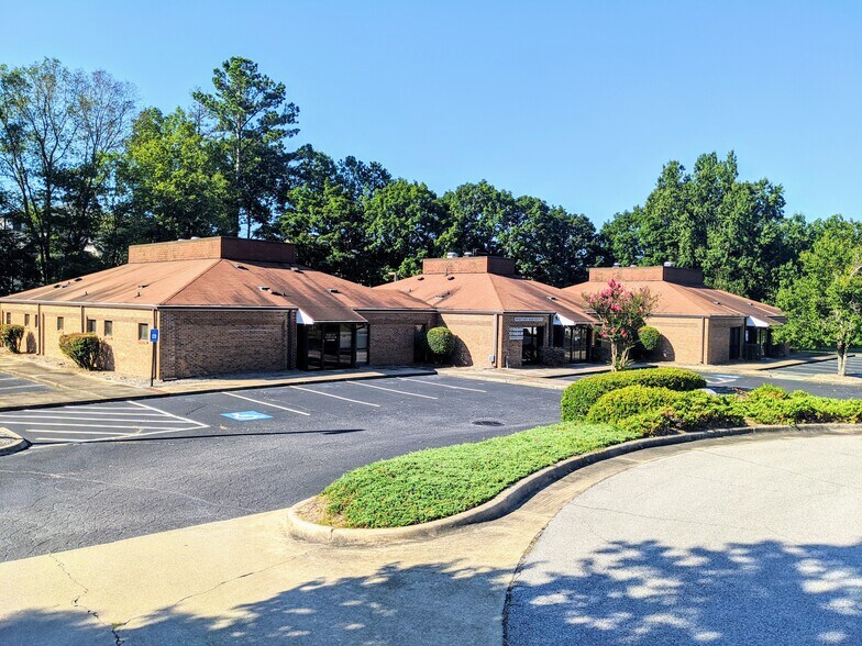 660 Lanier Park Dr, Gainesville, GA à vendre - Photo principale - Image 1 de 17