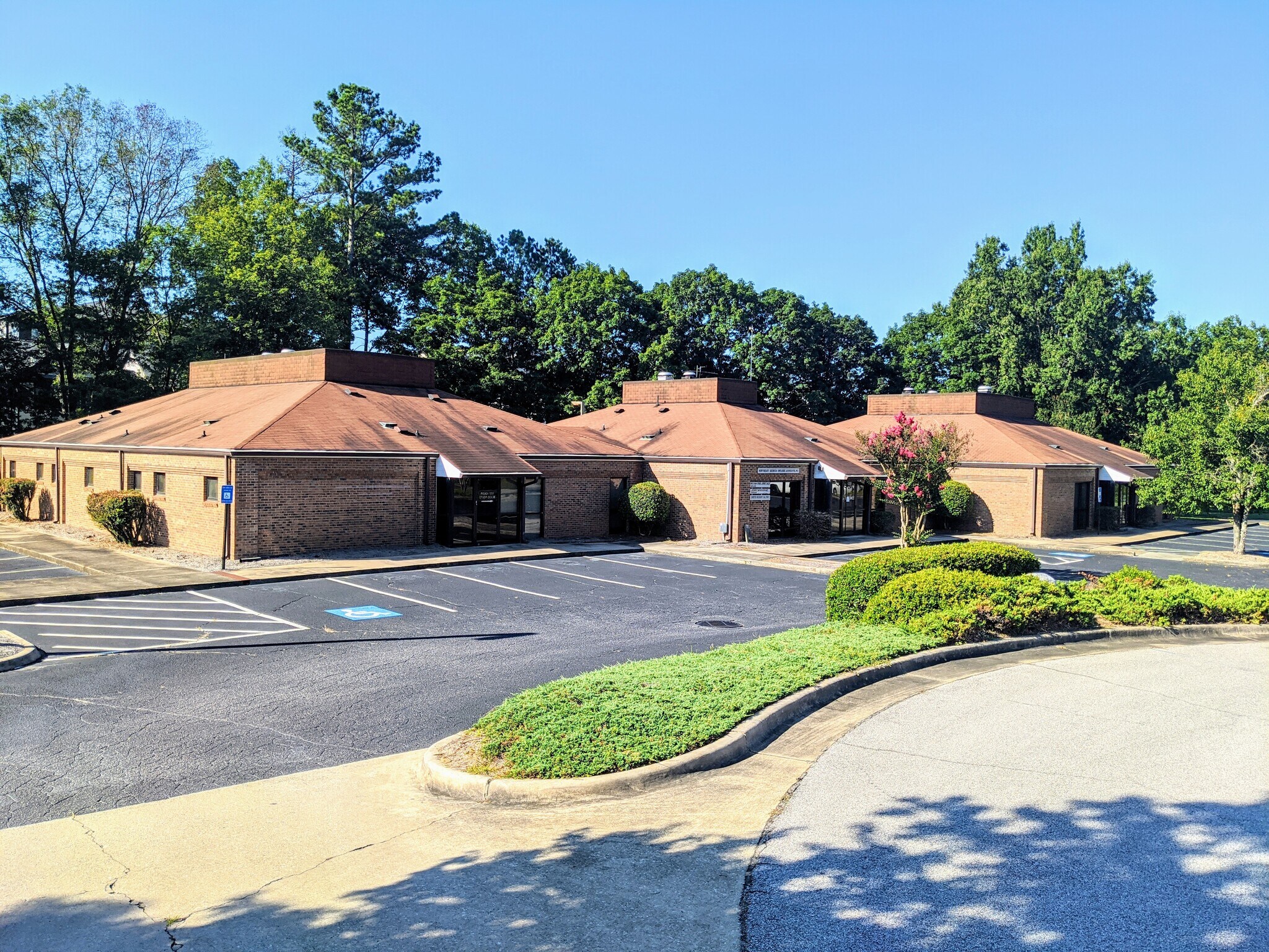 660 Lanier Park Dr, Gainesville, GA à vendre Photo principale- Image 1 de 18