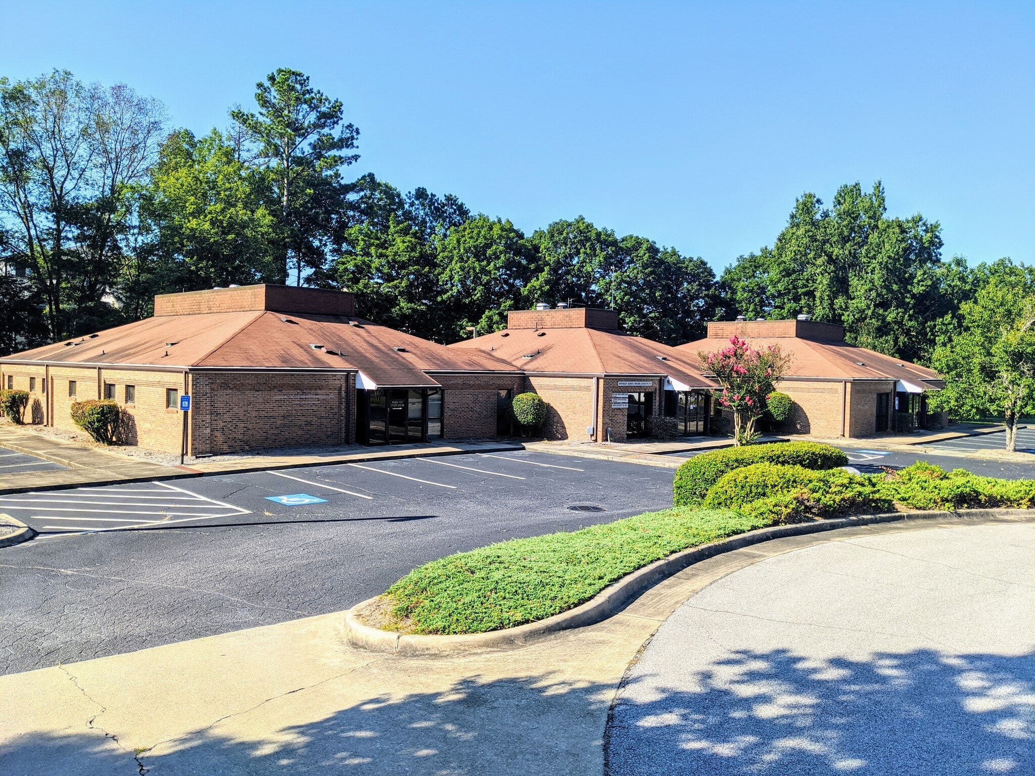 660 Lanier Park Dr, Gainesville, GA for sale Primary Photo- Image 1 of 18
