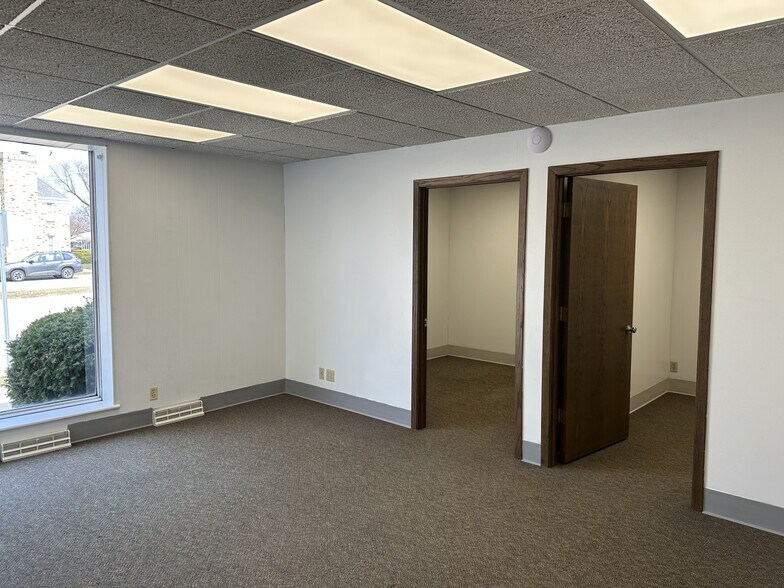 11617 W Bluemound Rd, Milwaukee, WI à louer - Photo du bâtiment - Image 2 de 7