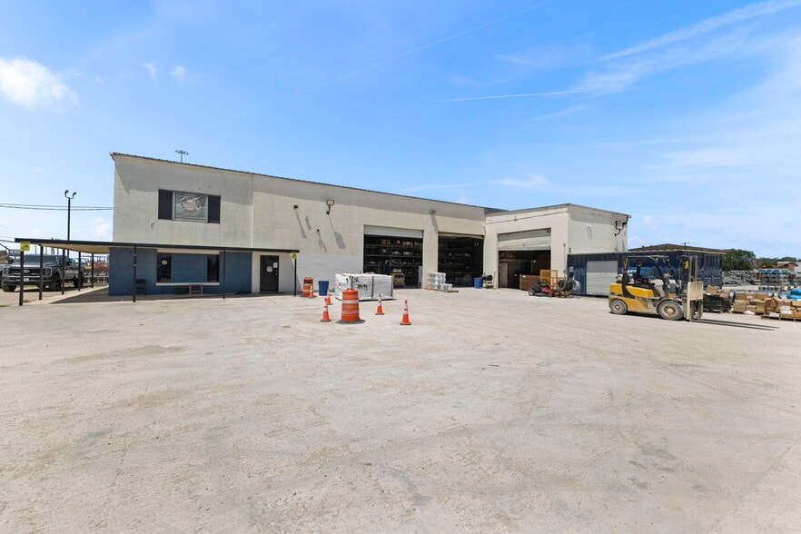 662 N WW White Rd, San Antonio, TX for sale - Building Photo - Image 2 of 12