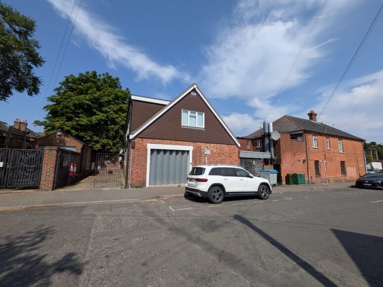 Weston Rd, Guildford à louer - Photo du bâtiment - Image 2 de 2