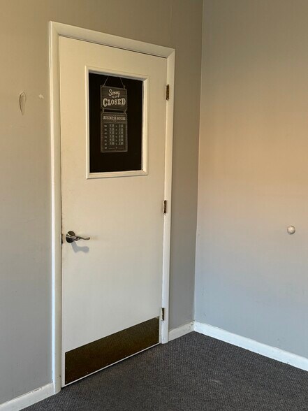684 W Main St, New Holland, PA à louer - Photo du bâtiment - Image 3 de 15