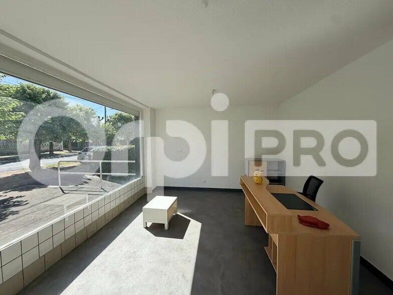 Retail in Montluçon for lease - Interior Photo - Image 1 of 5