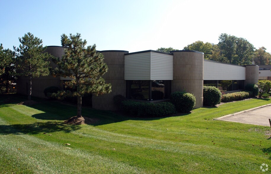 37655 Interchange Drive, Farmington Hills, MI à vendre - Photo du bâtiment - Image 3 de 7