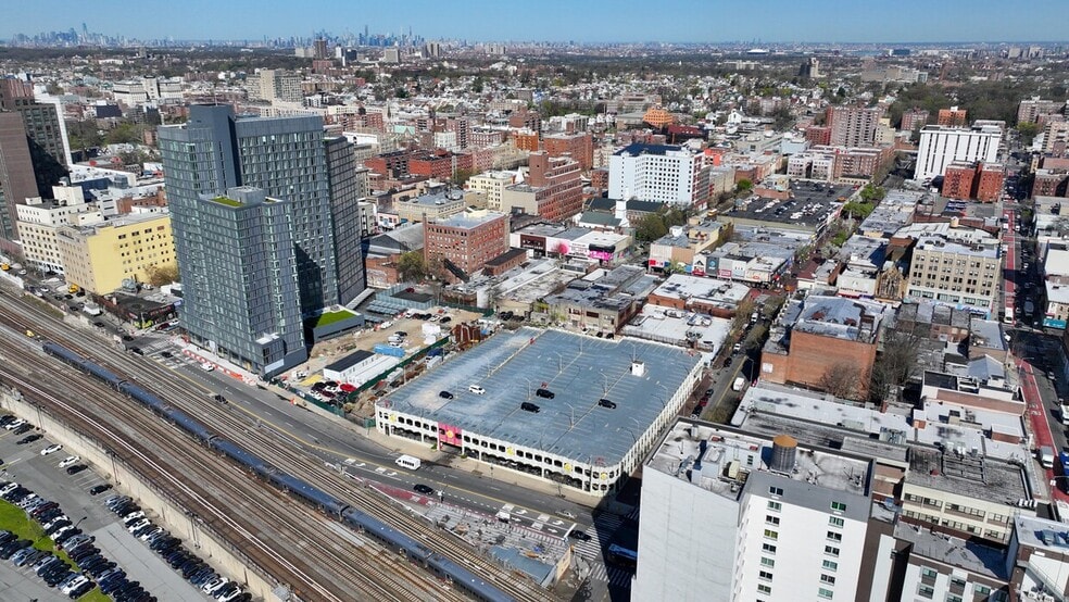 92-30 165th St, Jamaica, NY à vendre - Photo du bâtiment - Image 2 de 2