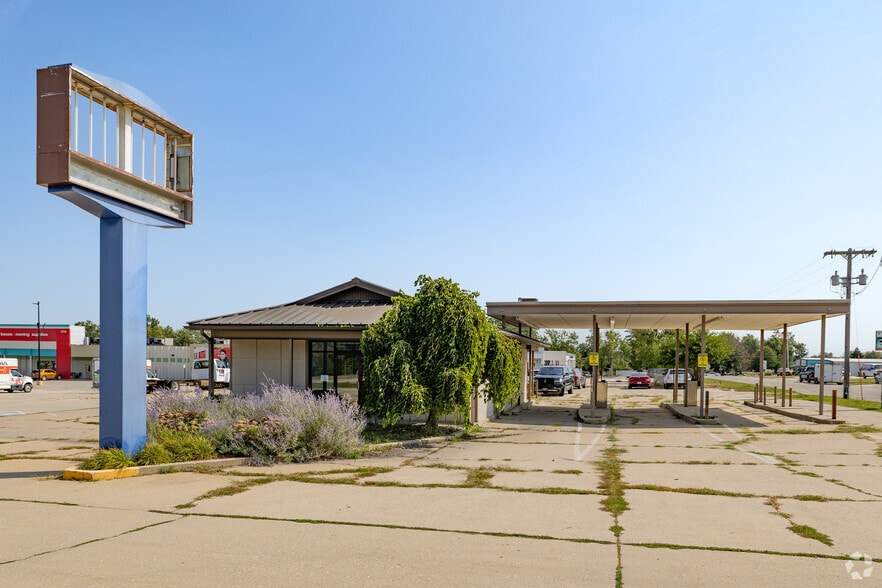 1724 S Center St, Marshalltown, IA for lease - Building Photo - Image 2 of 2