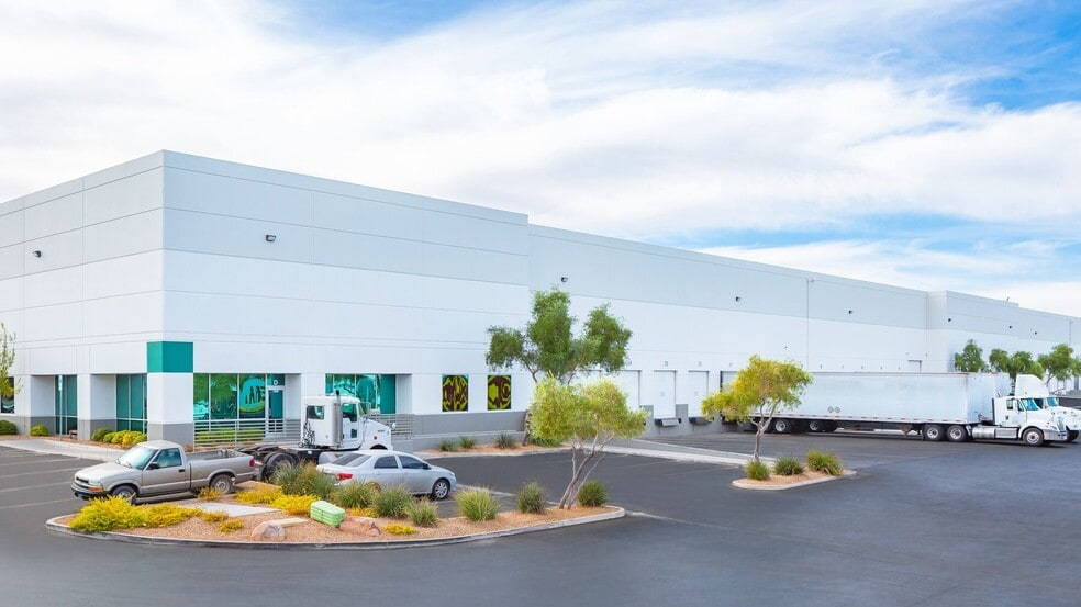 3585 E Patrick Ln, Las Vegas, NV à louer - Photo du bâtiment - Image 3 de 3