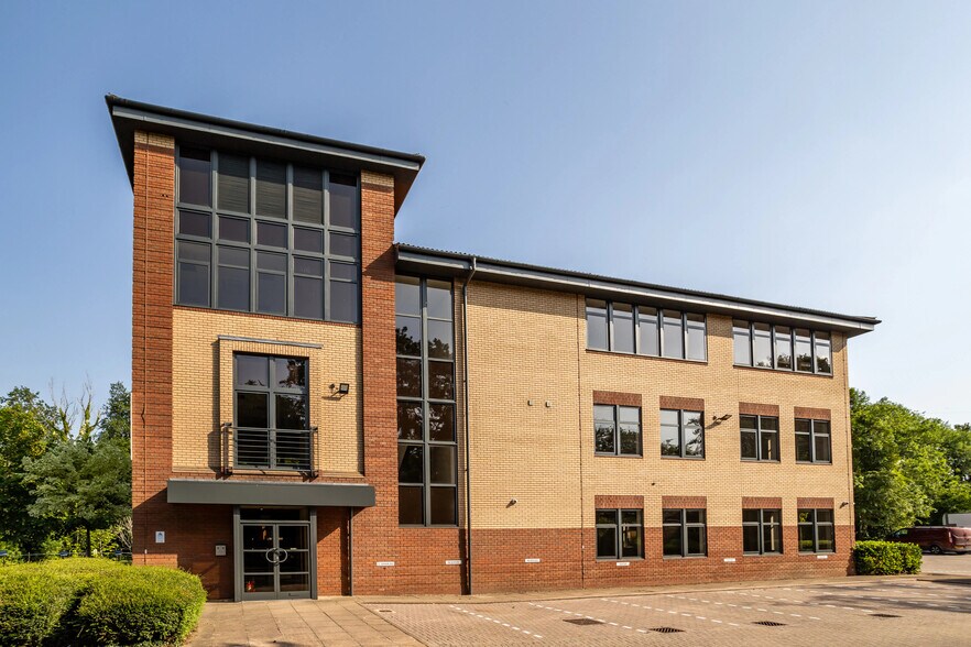 4 Rushmills, Northampton à vendre - Photo du bâtiment - Image 2 de 14