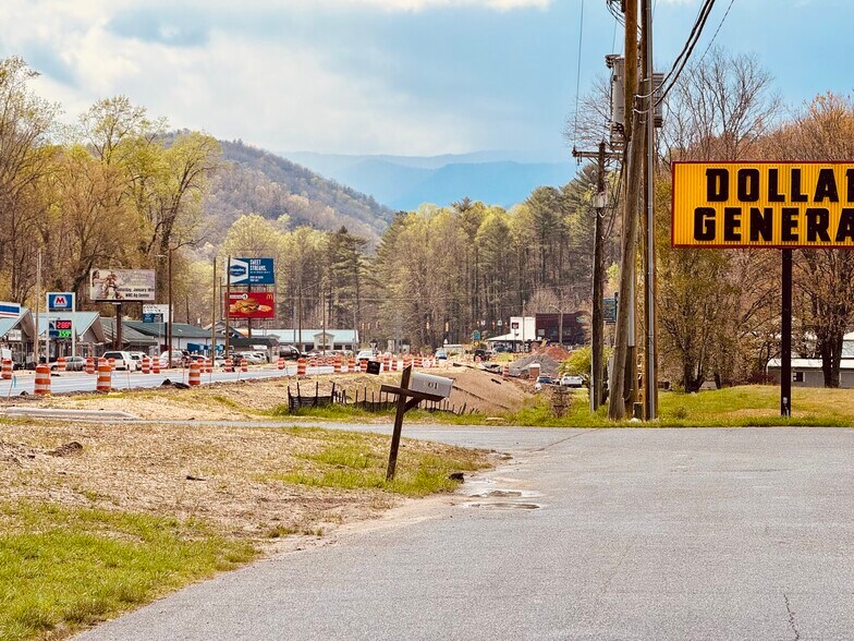 321 Hendersonville Hwy, Pisgah Forest, NC à louer - Photo du bâtiment - Image 3 de 6