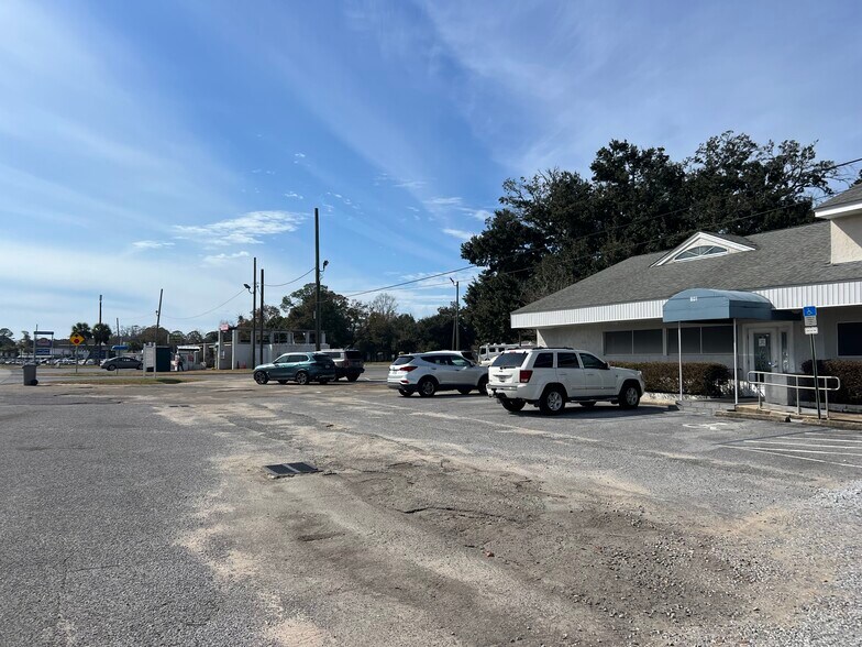 901 New Warrington Rd, Pensacola, FL à vendre - Photo du bâtiment - Image 3 de 37