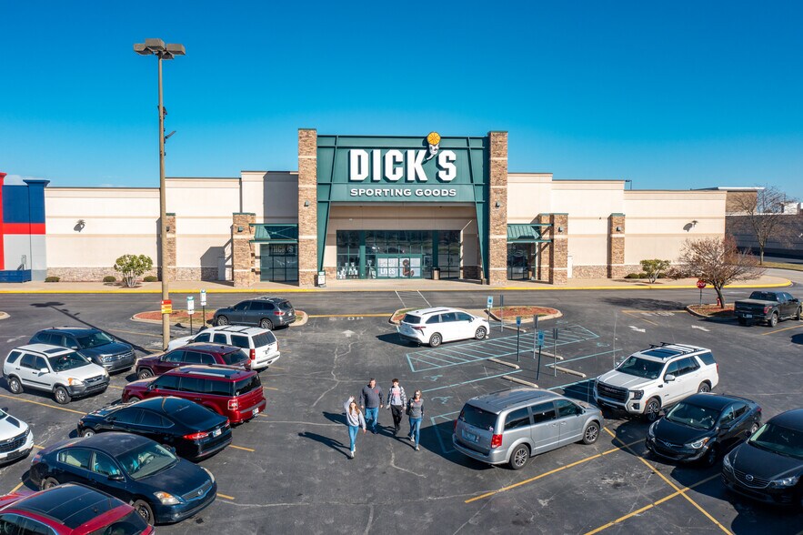 951 E Lewis and Clark Pky, Clarksville, IN for lease - Building Photo - Image 1 of 7