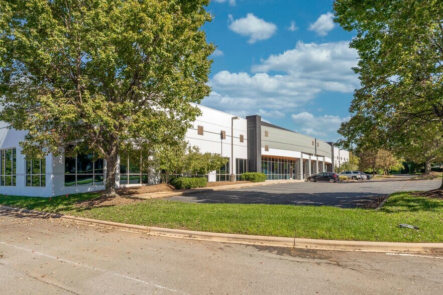 6135 Lakeview Rd, Charlotte, NC à louer - Photo du bâtiment - Image 1 de 5