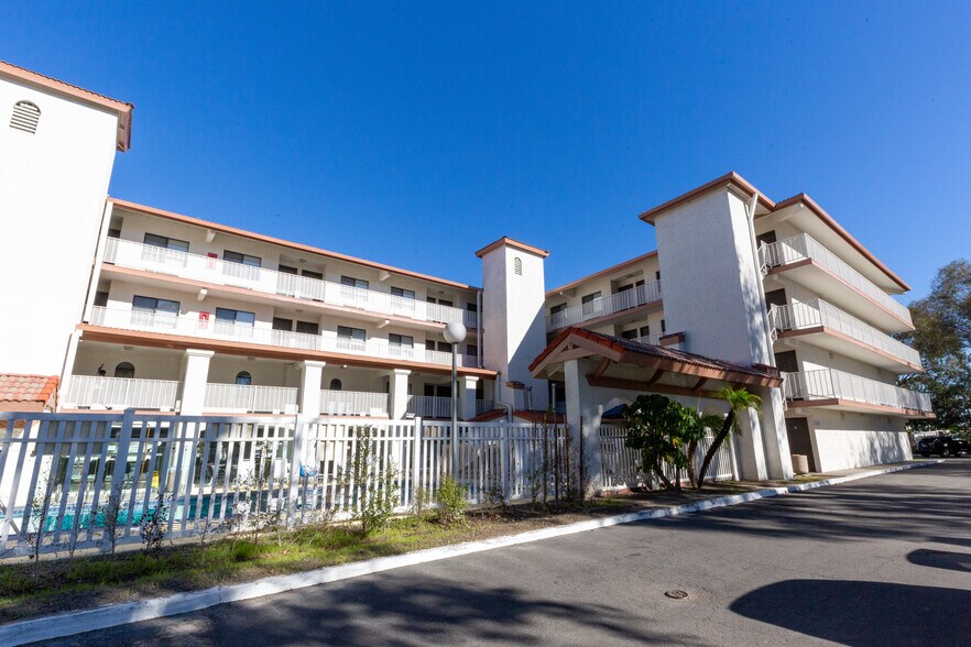7121 Beach Blvd, Buena Park, CA à vendre - Photo du bâtiment - Image 3 de 7